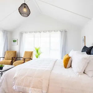 Spacious, Breezy Apartment, Moments From Downtown And Apartment